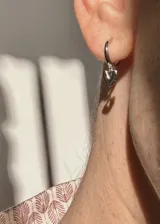 Aros argolla de plata 925 con dije colgante en forma de corazón.