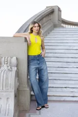 Musculosa roja de microfibra doble torsión, sin mangas, con terminación de vivos a tono en cuello y sisas, calce fit al cuerpo y largo hasta la cadera. Presenta un detalle de accesorio metálico con abertura en el escote delantero.