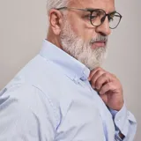 Camisa de vestir celeste a rayas verticales blancas, de corte clásico, con cuello abotonado y manga larga.