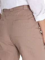 Pantalón de pierna recta y tiro alto color marrón, con bolsillos estilo carpintero y cinturón con hebilla metálica. Confeccionado en lino y algodón orgánico.