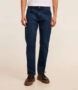 Pantalón de jean corte slim color azul oscuro, con cierre tradicional, bolsillos laterales y traseros, y cintura con pasantes para cinturón. Confeccionado con tecnología Tech Denim que ofrece mayor elasticidad, confort térmico y secado rápido.