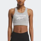 Sostén deportivo Reebok Identity de corte crop top, color gris melange, con escote redondo y espalda de nadador. Presenta el logo Vector de Reebok en blanco en el centro del pecho.