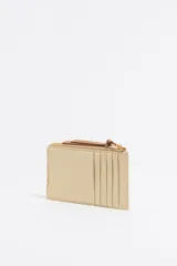 Monedero Bimba y Lola de piel vacuna con textura granulada, color verde menta. Presenta cierre con cremallera, tirador de cordón en color naranja, tarjetero exterior y logo de la marca grabado en dorado.