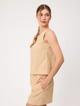 Musculosa de lino color verde claro, con cuello redondo y diseño holgado.