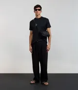 Remera de manga corta color beige, corte slim, con cuello redondo y textura acanalada vertical.