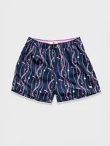 Short de baño azul marino con estampado de cadenas doradas, plateadas y rosadas.