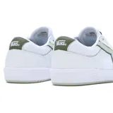 Championes Vans modelo Lowland, de diseño urbano en color blanco con detalles en verde claro. Presentan el logo lateral característico de la marca, puntera perforada y suela de goma.