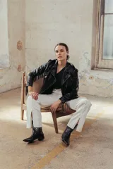 Botas de cuero negras con diseño de estilo western, con puntera fina y detalles de estrellas en color borgoña y blanco.