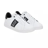 Championes EA7 Emporio Armani de estilo clásico en color blanco, con una franja lateral negra que presenta el logo de la marca en blanco. Incluye detalle en negro en el talón y suela de goma blanca con el logo grabado.
