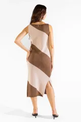 Vestido midi de punto sin mangas, con diseño a rayas diagonales en tonos marrón y tostado con hilo metalizado. Cuenta con escote bote, corte recto y abertura lateral en el dobladillo.