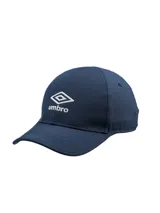 Gorro tipo gorra con visera de marca Umbro, color azul marino con logo bordado en blanco en el frente.