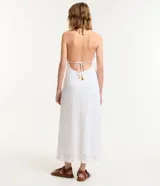 Vestido midi blanco de encaje con escote en V, espalda abierta y lazos traseros.
