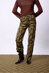 Pantalón wide leg color ladrillo de tela texturizada con cierre de botones.