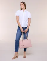 Cartera de hombro de eco cuero color rosado, con estructura tripartita, compartimento central con cierre metálico, compartimentos laterales con broche magnético y asas dobles con detalle de cadena metálica. Incluye tarjetero desmontable.