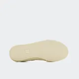 Championes Veja Volley blancos con logo lateral en gris claro. Fabricados con piel y materiales textiles con forro de poliéster reciclado, plantilla de goma Amazon, EVA orgánica y algodón orgánico, y suela de goma Amazon combinada con goma sintética. Cordones de algodón orgánico.