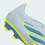 Championes de fútbol Adidas Predator Club con lengüeta plegable, color gris claro con detalles en azul y amarillo neón. Diseñados con empeine sintético y suela multisuperficie para mayor control y precisión en el golpeo.