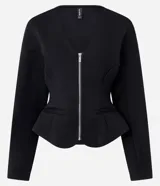 Campera femenina de punto roma en color negro, con diseño acinturado y efecto peplum. Presenta cierre frontal con cremallera metálica, escote en V y bolsillos delanteros.