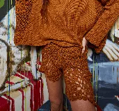 Short tejido a mano color marrón, 100% algodón, con calados y terminaciones onduladas.