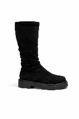 Bota bucanera de caña alta en material simil gamuza color negro, con suela track plana y punta redondeada.