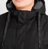 Campera O'Neill modelo East, color negro, con capucha forrada, cierre frontal con solapa y botones a presión, y bolsillos frontales con solapa.