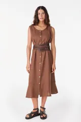 Vestido midi de lino italiano color marrón, sin mangas, con escote redondo, abotonado frontal y caída holgada.