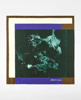 Pañuelo cuadrado de seda Mulberry 100% con estampado abstracto de la colección Aqua. Presenta un diseño multicolor con bloques de color en marrón, blanco y violeta, con el logo de Adolfo Dominguez en una esquina.