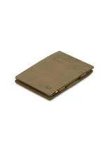 Billetera de cuero color marrón con múltiples ranuras para tarjetas y diseño compacto.