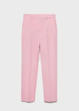 Pantalón de lino color rosado, con diseño recto, tiro alto y bolsillos laterales. Cuenta con trabillas y cierre oculto.