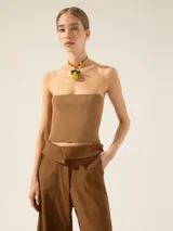 Top marrón de tejido de punto acanalado, corte a la cintura y sin breteles.