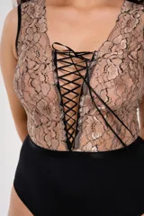 Body de encaje avellana con lycra negra, tiras cruzadas en la parte delantera y broche en la entrepierna con fundillo de algodón.