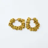 Pack de cuatro coleteros de tela satinada con detalle de aplique metálico dorado. El set incluye dos unidades en color verde oliva y dos unidades en color blanco.