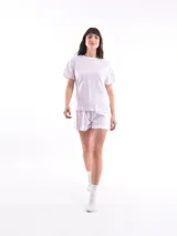 Conjunto de pijama estampado, compuesto por una remera de mangas cortas y un short.