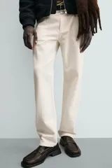 Pantalón de corte regular fit, confeccionado en una mezcla de algodón y lino. Presenta un diseño clásico de cinco bolsillos, con cierre frontal de cremallera y botón.