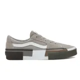 Championes Vans SK8-Low Rearrange color gris con detalles en blanco y suela en bloques de color.