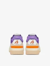 Championes Autry modelo CLC Low para mujer, color blanco hueso con detalles en gris, naranja y violeta.