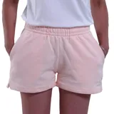 Short deportivo color durazno con cintura elástica y logo estampado en la pierna izquierda.