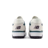 Championes urbanos New Balance modelo 550, con diseño retro inspirado en el básquet. Presentan una base de cuero blanco con perforaciones laterales, detalles en azul petróleo, gris y violeta en el talón y la suela. Incluyen el logo N característico en los laterales y el número 550 en el frente.