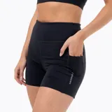 Short deportivo tipo biker de tiro alto, color negro, con bolsillos laterales y logo de la marca Merrell estampado en el lateral. Confeccionado en tejido técnico elástico con acabado suave al tacto y tecnología de secado rápido.