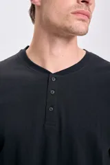 Remera negra de manga corta con cuello henley y tapeta con tres botones.
