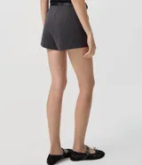 Short de sastrería color gris oscuro, de corte estructurado, tiro alto y largo mini, con pinzas delanteras y diseño evasé.