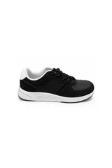 Zapatilla urbana color negro con suela blanca, cordones negros con detalles blancos, y puntera de textura granulada.