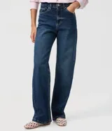 Pantalón de jean azul clásico de corte recto, con tiro alto, presillas para cinto y bolsillos funcionales.