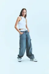 Pantalón de jean azul claro de corte holgado, tiro bajo y presillas anchas.