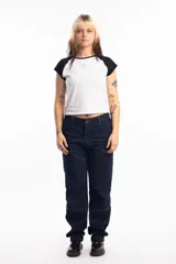 Pantalón de jean azul oscuro de corte recto, con refuerzos en las rodillas y bolsillos laterales. Diseño de estilo cargo con frente reforzado.