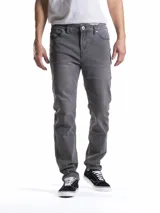 Jean de corte regular fit en color gris oscuro, confeccionado en tejido de mezclilla con cierre de botón y cremallera, diseño de cinco bolsillos y costuras reforzadas.