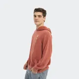 Buzo con capucha tipo canguro, color rojo con efecto lavado, manga larga y bolsillo frontal tipo canguro. Presenta un pequeño estampado gráfico en el pecho con el logo de la marca Reef.