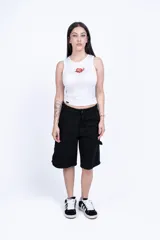 Musculosa blanca con estampado de labios rojos con un ají.