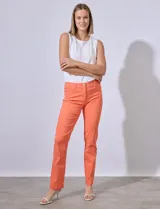 Pantalón blanco de gabardina elastizada, marca Zac & Rachel. Con pretina con pasadores, botón y cierre. Delantera con tres bolsillos. Trasera con bolsillos ojal.