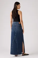 Falda larga de denim azul con diseño de paneles verticales y tajo lateral. Presenta cierre de botones y cinco bolsillos clásicos.