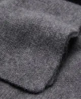 Bufanda de tejido de punto en color gris, confeccionada en 100% cachemira, con diseño rectangular y acabado suave.